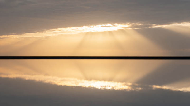 云隙光破晓图片