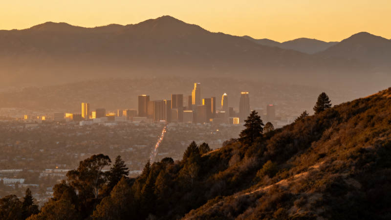 城市暮色山影图片