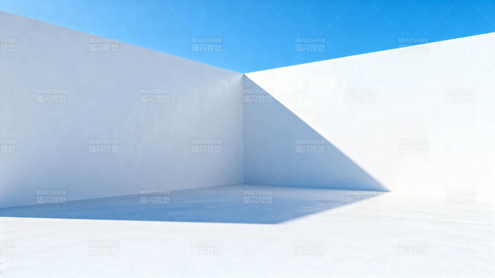 纯净白墙与蓝天图片