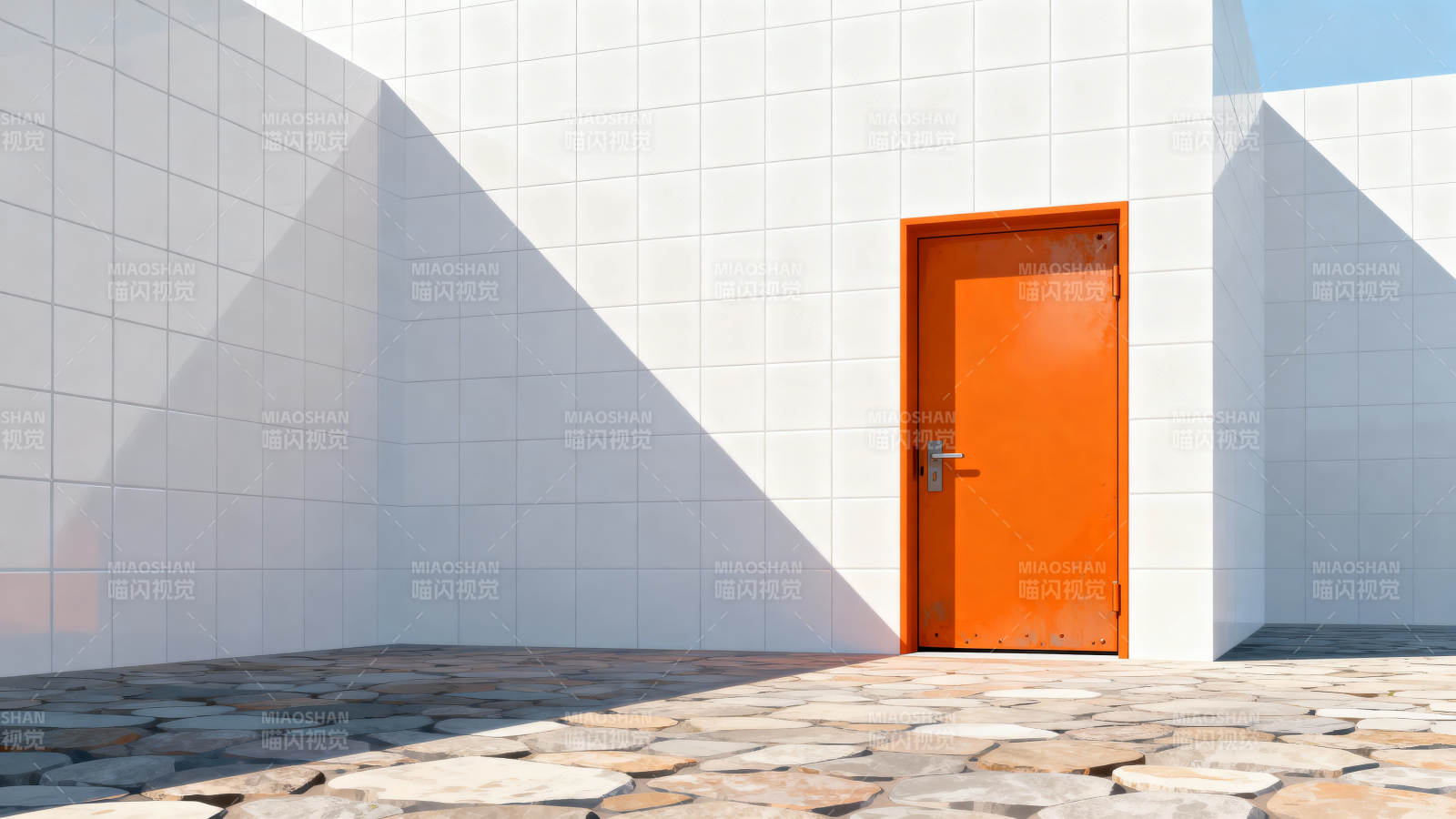 橙门白墙光影图片