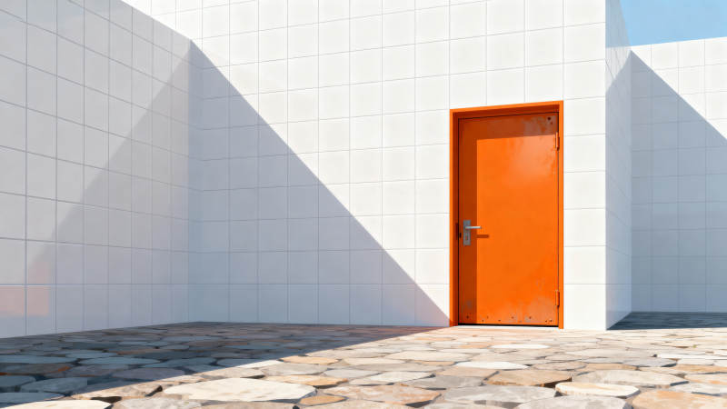 橙门白墙光影图片