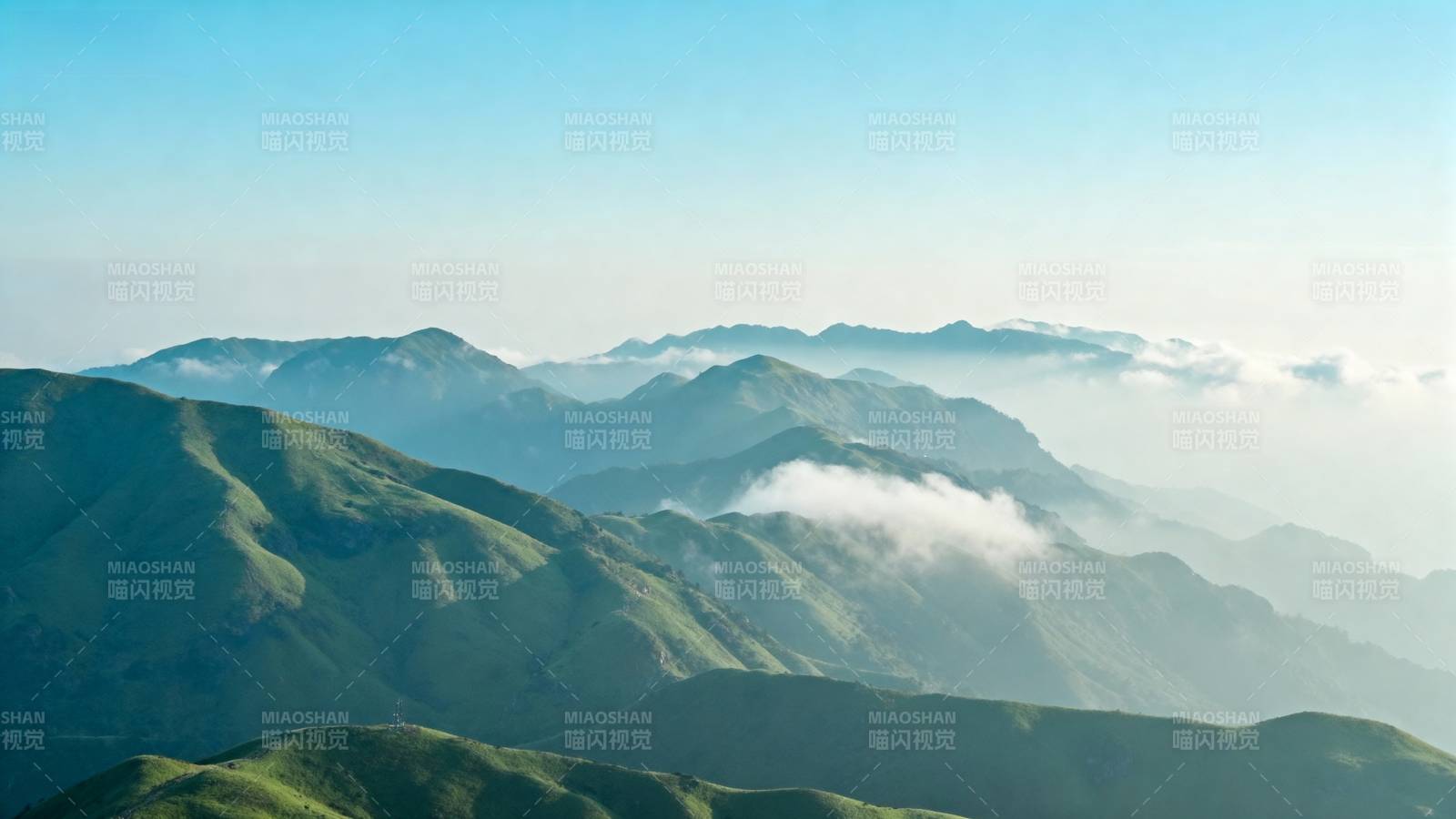 层峦叠翠云海间图片