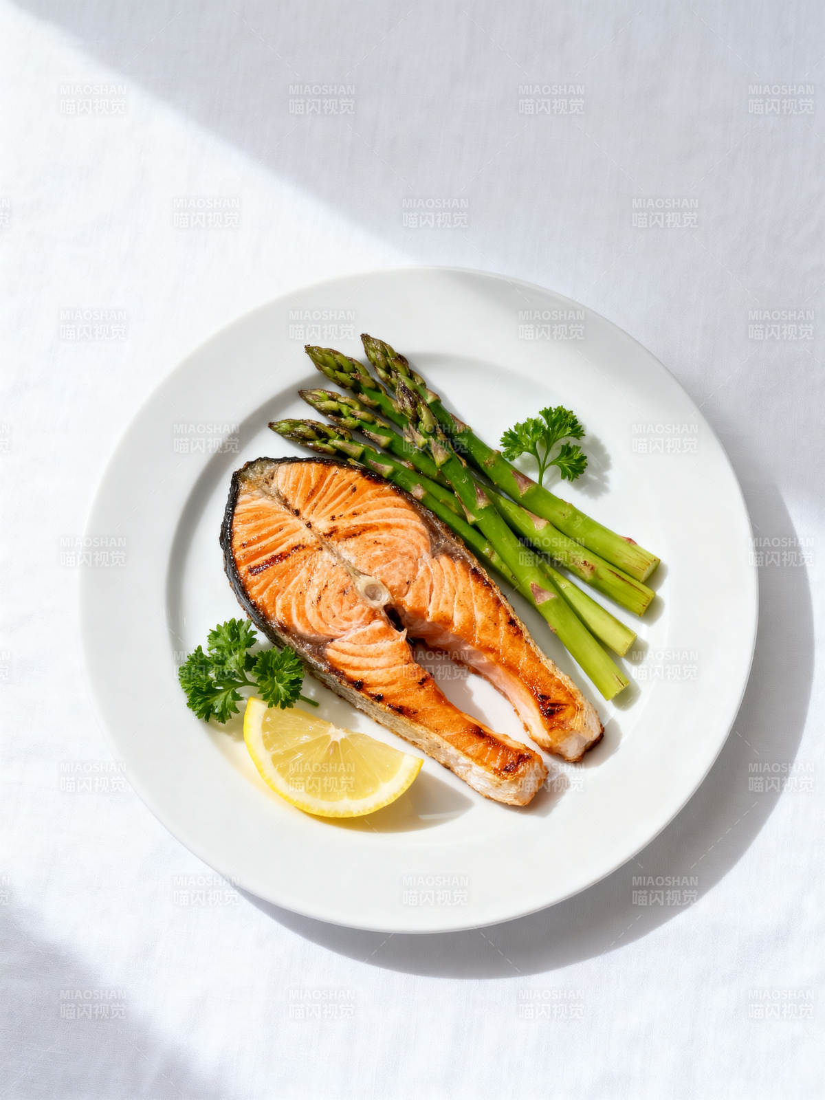 三文鱼配芦笋图片