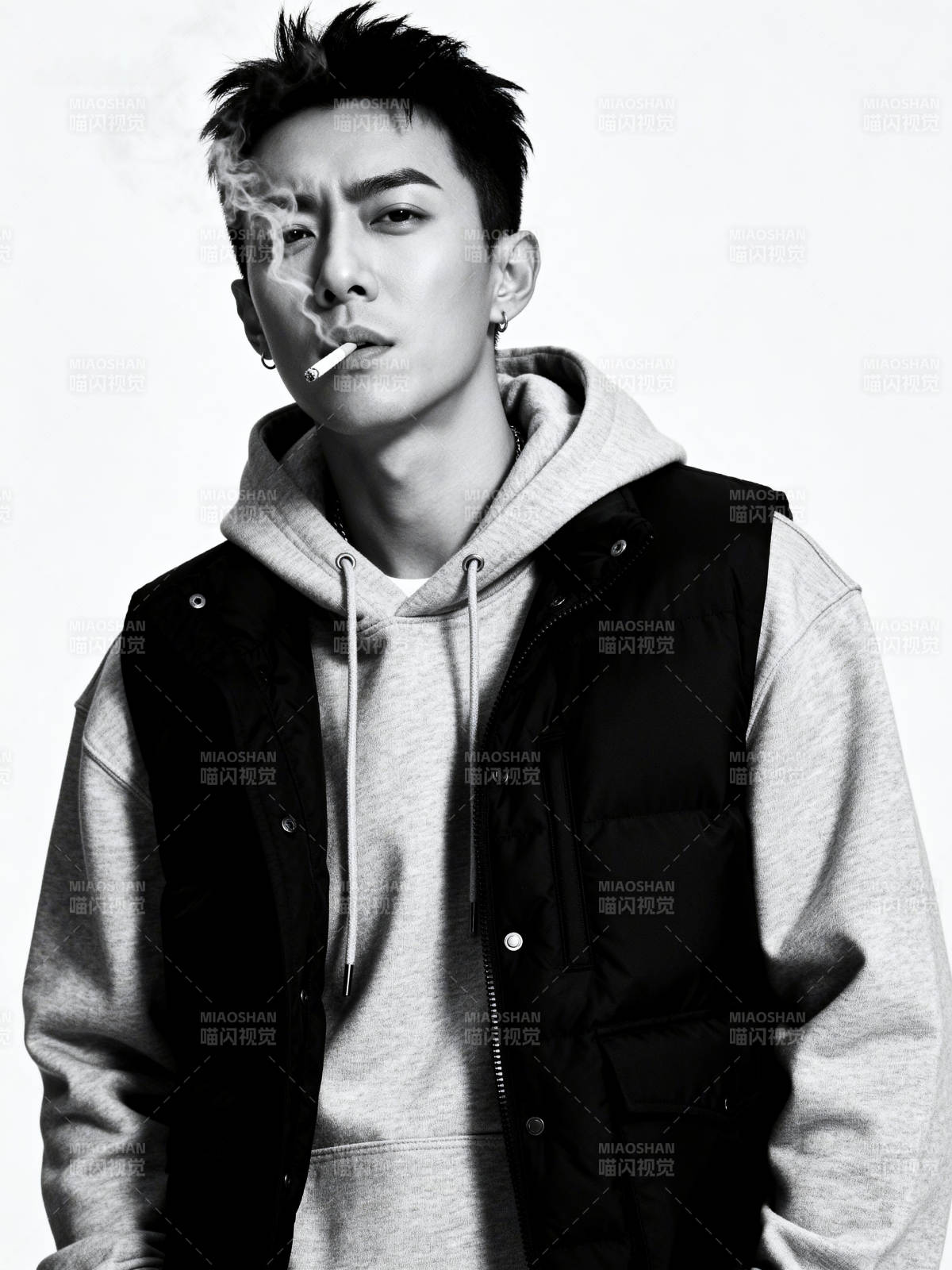 烟雾中的时尚青年图片