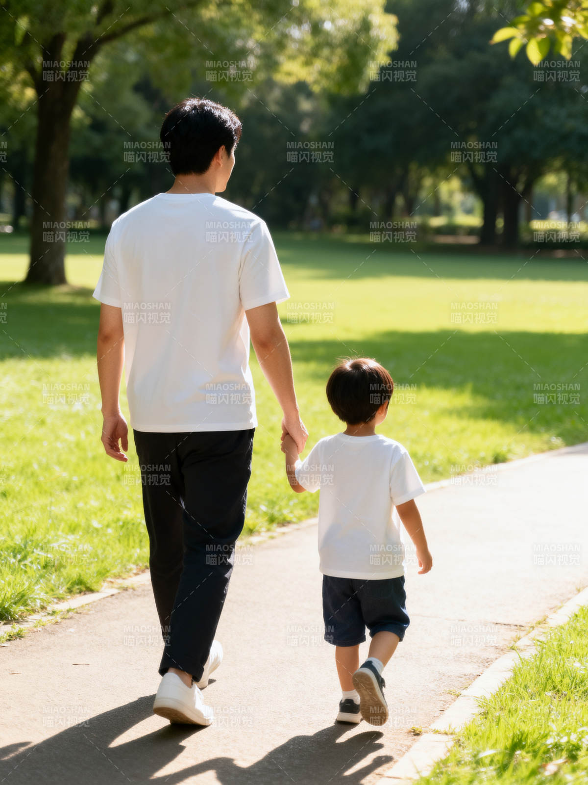 父子公园散步图片