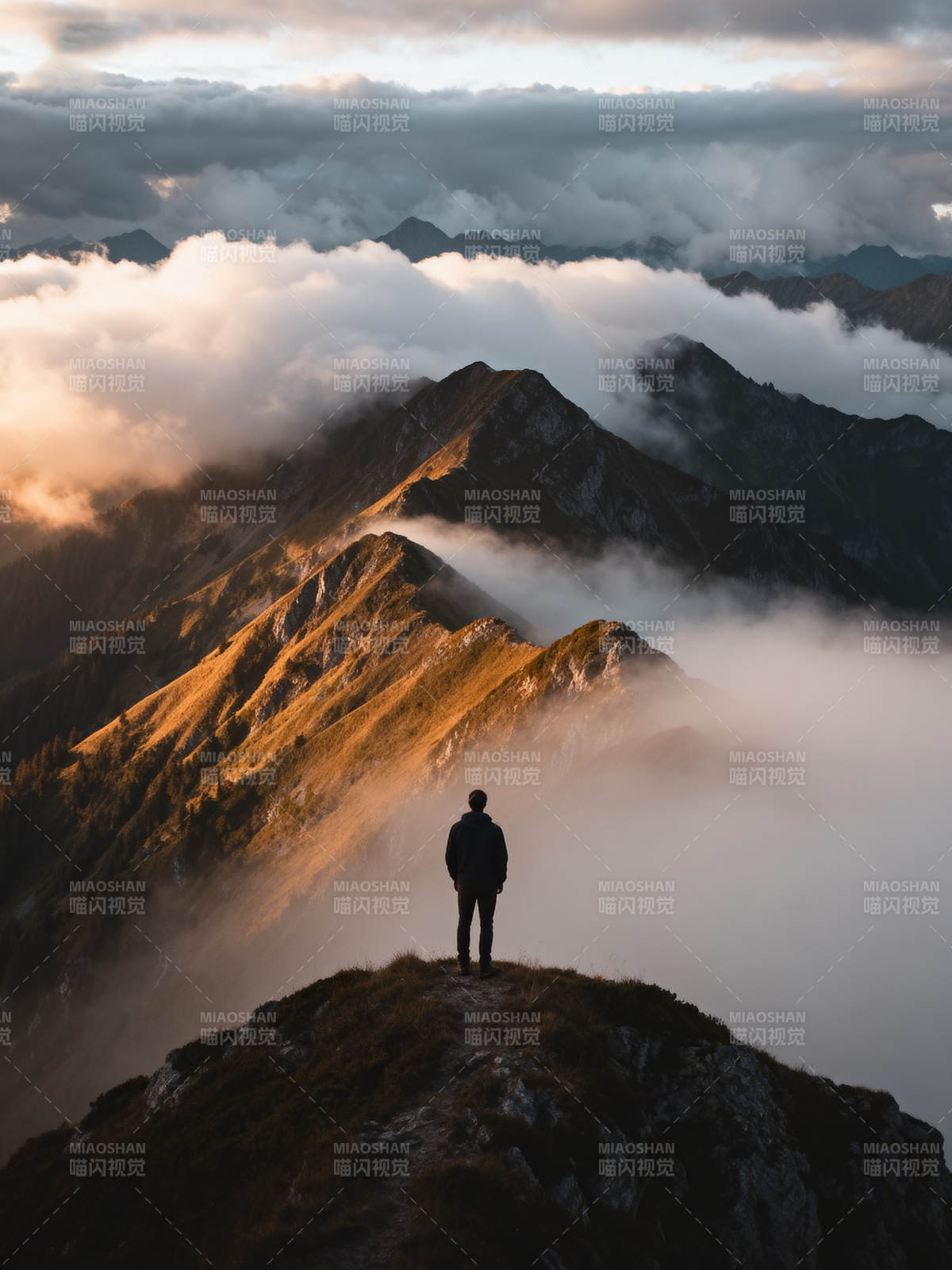 云海之巅 一人独行图片