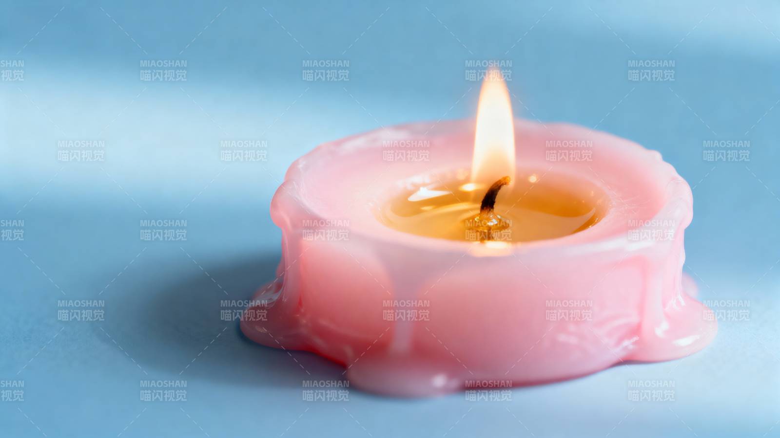 粉红蜡烛轻燃图片