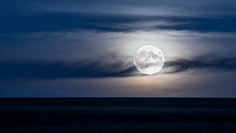 月照云海夜景图片