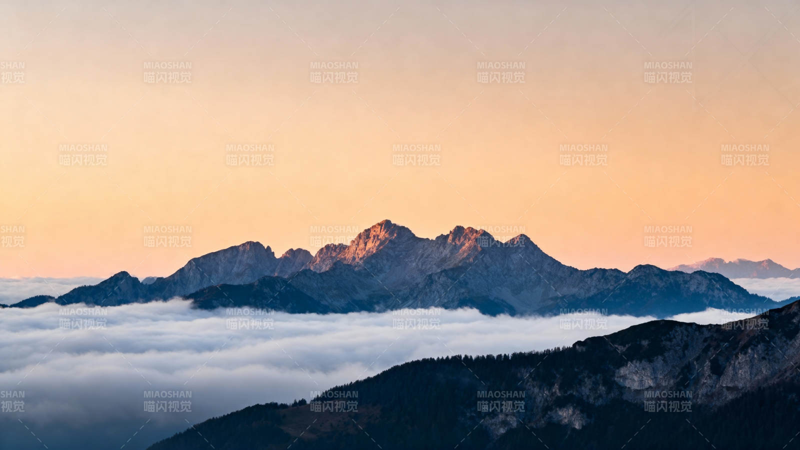 云海日出山巅图片