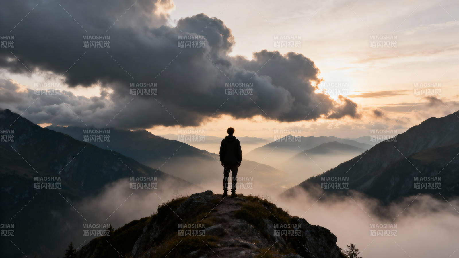 登顶望云海图片