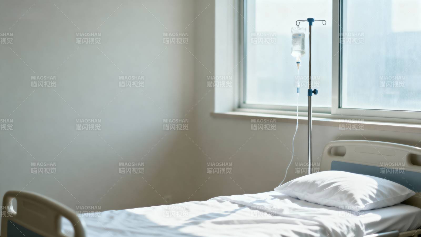 病房静谧 窗边病床图片