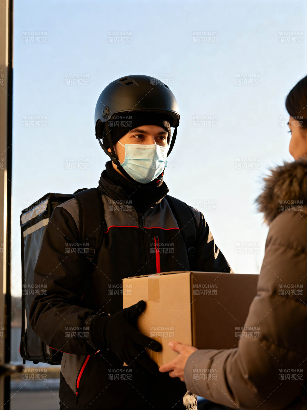 快递员递送包裹图片