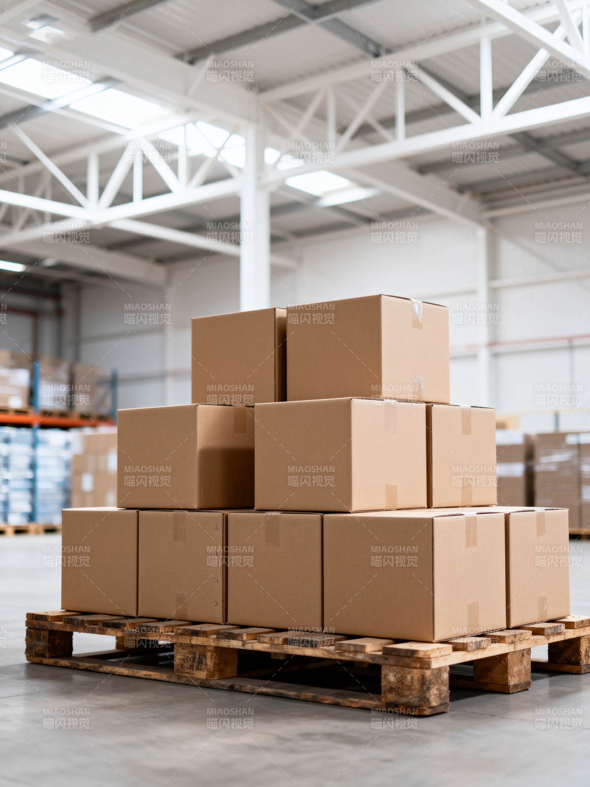仓库中的纸箱堆叠图片