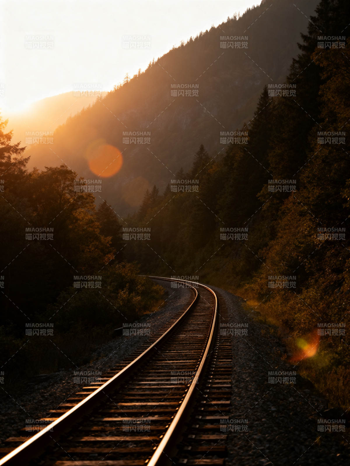 夕阳下的铁轨图片