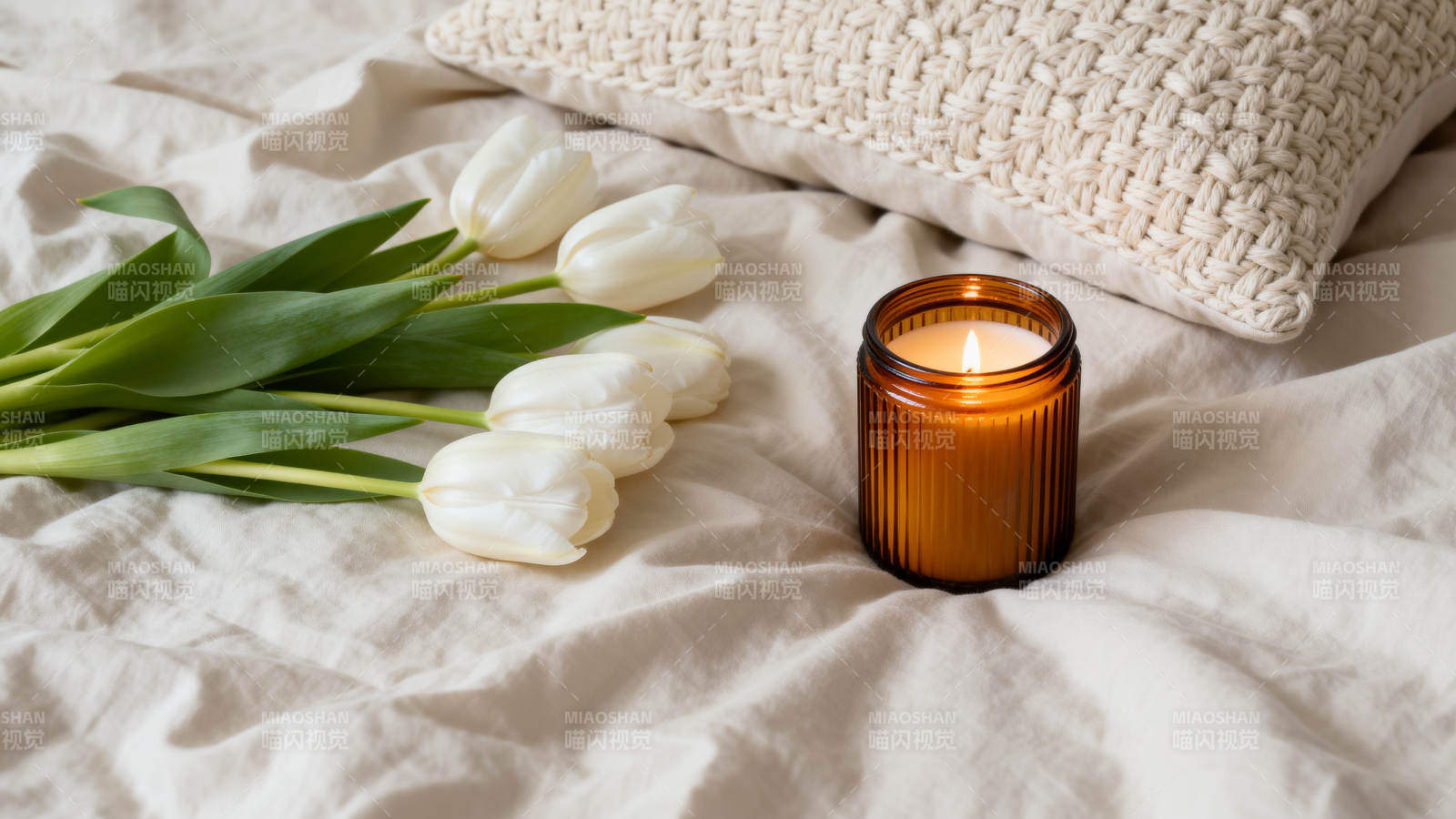 烛光与白郁金香图片