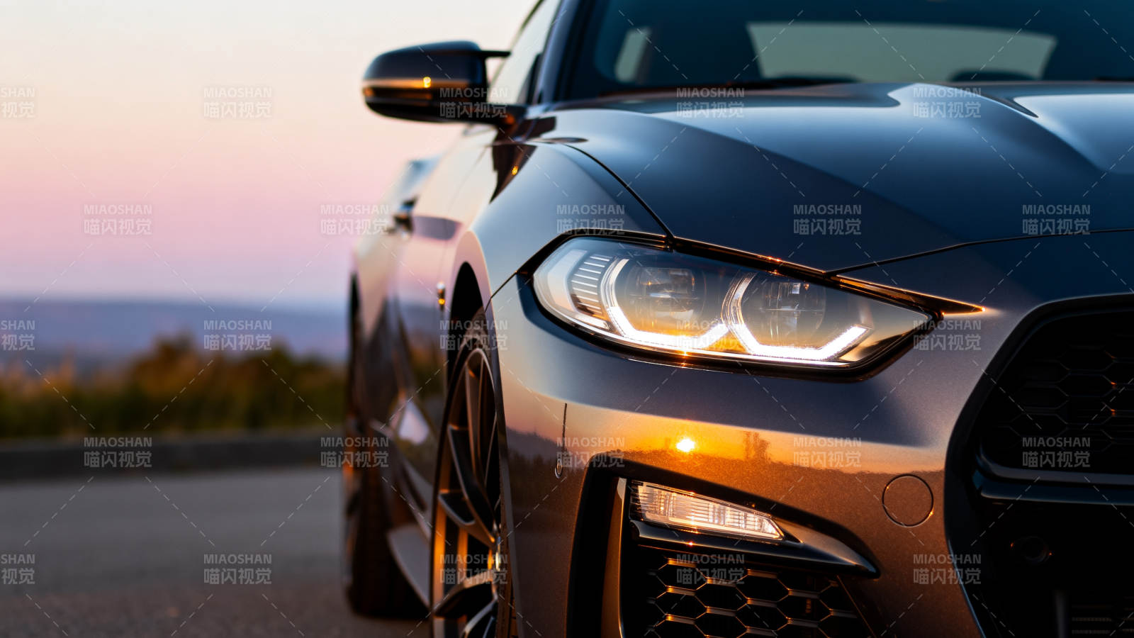 暮色中的豪华跑车图片