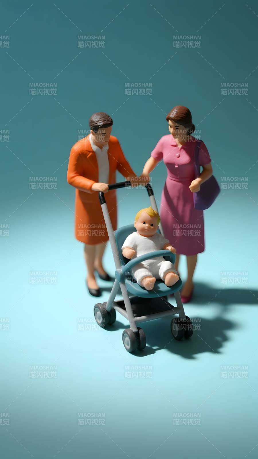 推车散步的父母图片