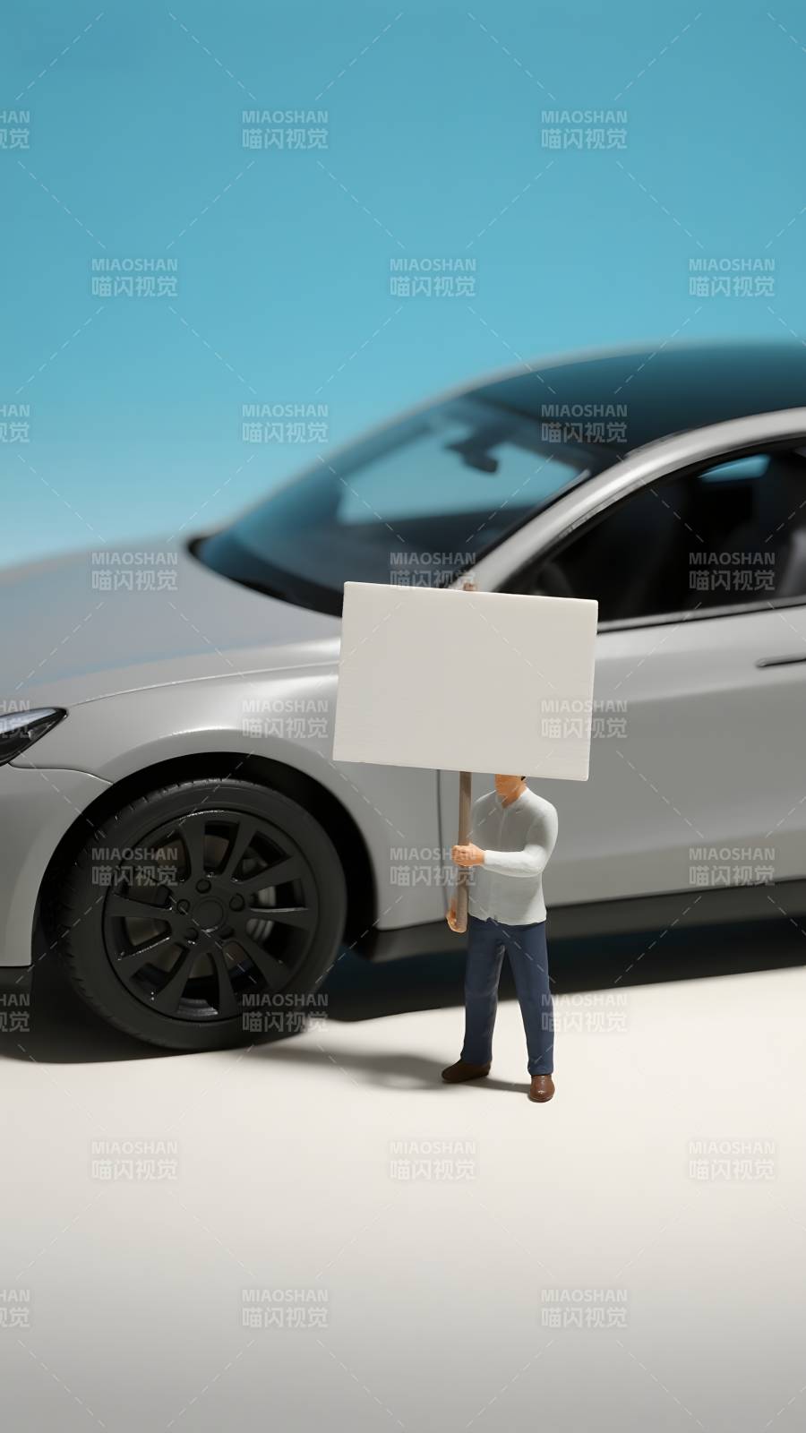 小人举牌立车旁图片