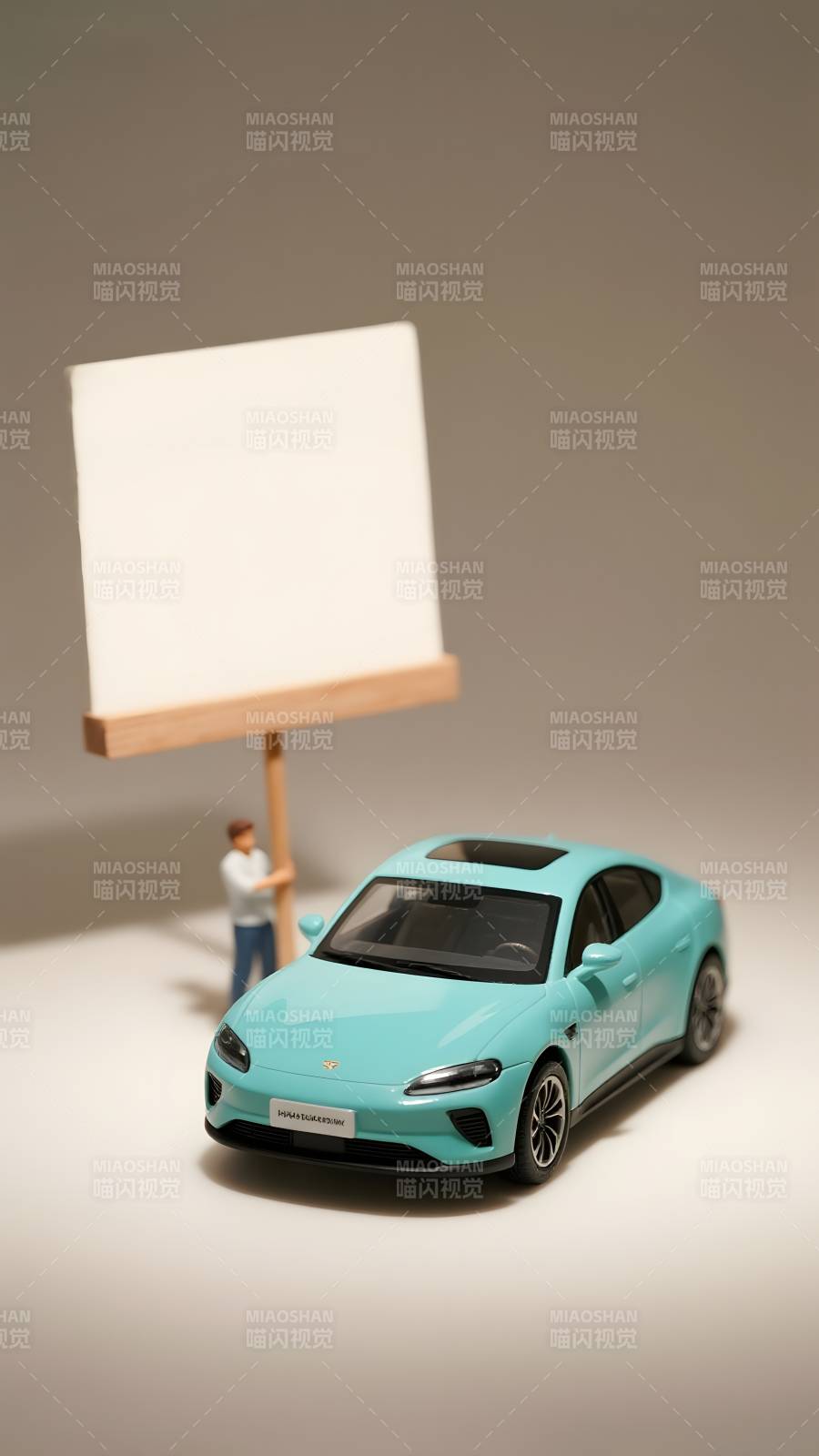 蓝车旁立空白告示牌图片