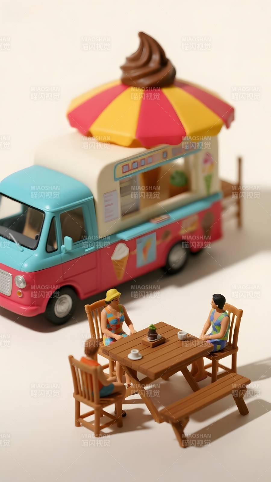 冰淇淋车旁的悠闲时光图片