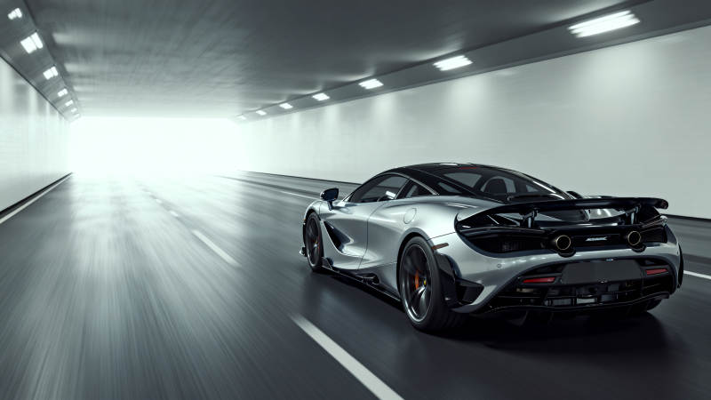 银色超跑疾驰隧道图片