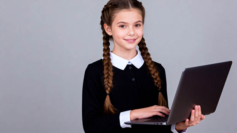 女孩使用笔记本电脑图片