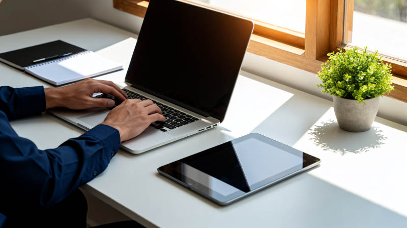 办公桌前专注工作图片