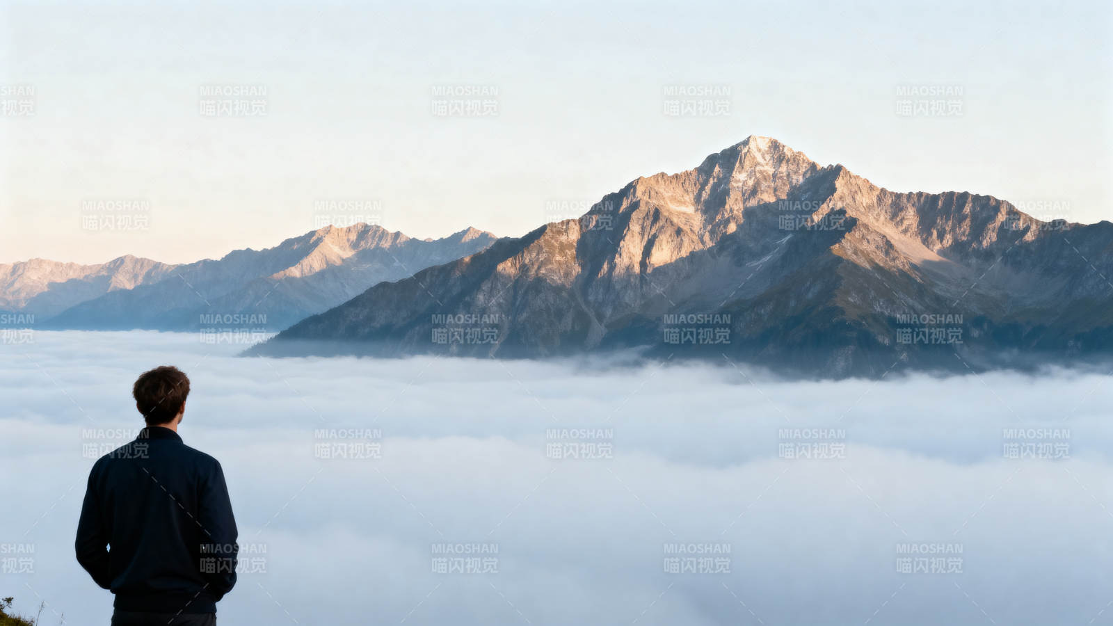 云海之上 山巅独行图片