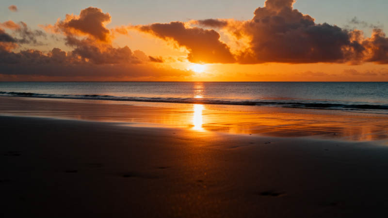 夕阳海滩美景图片