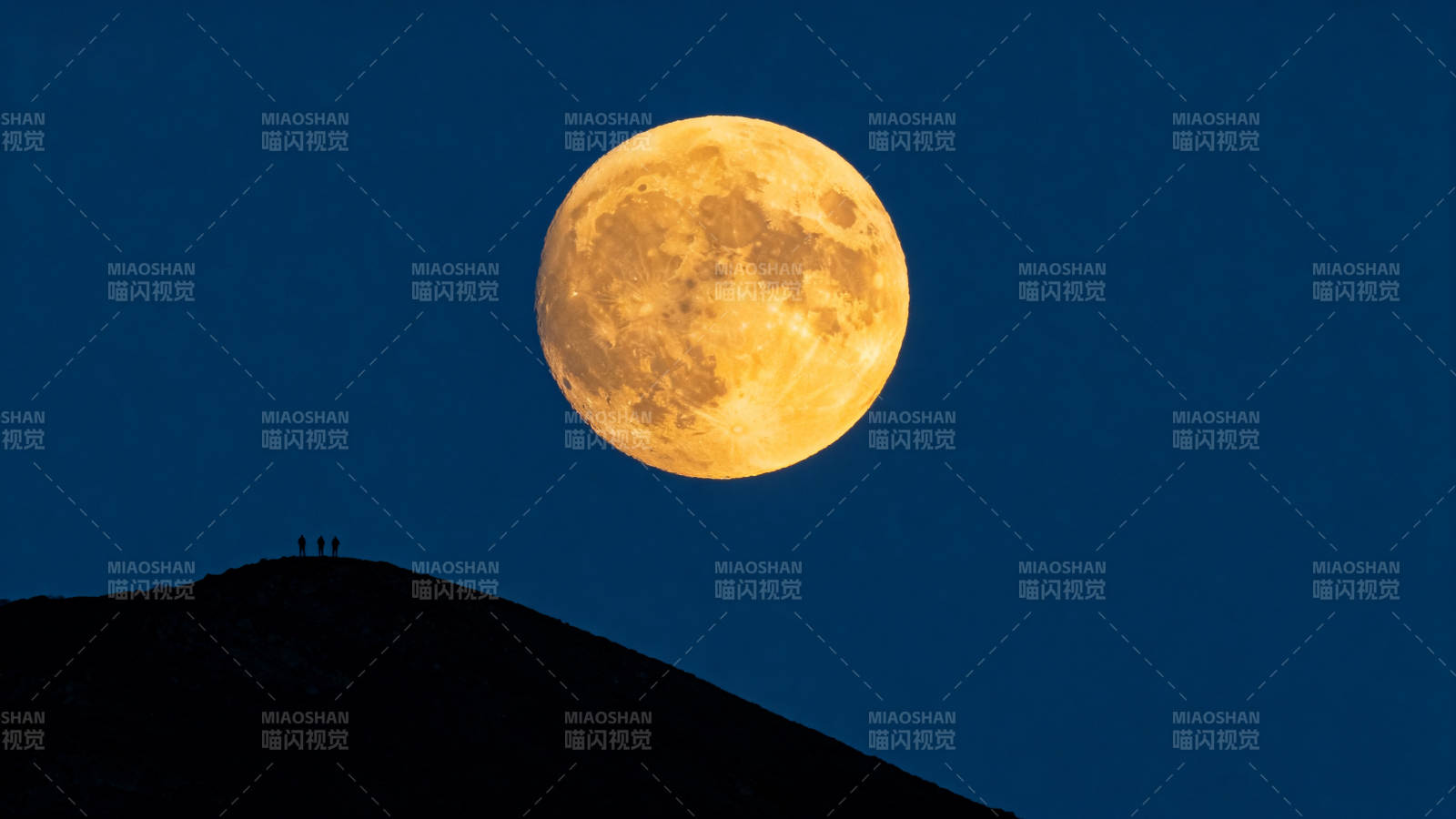 明月高悬山巅图片