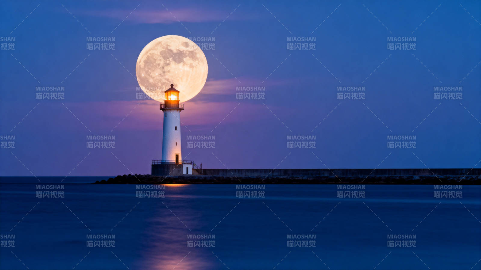 月照灯塔夜景图片