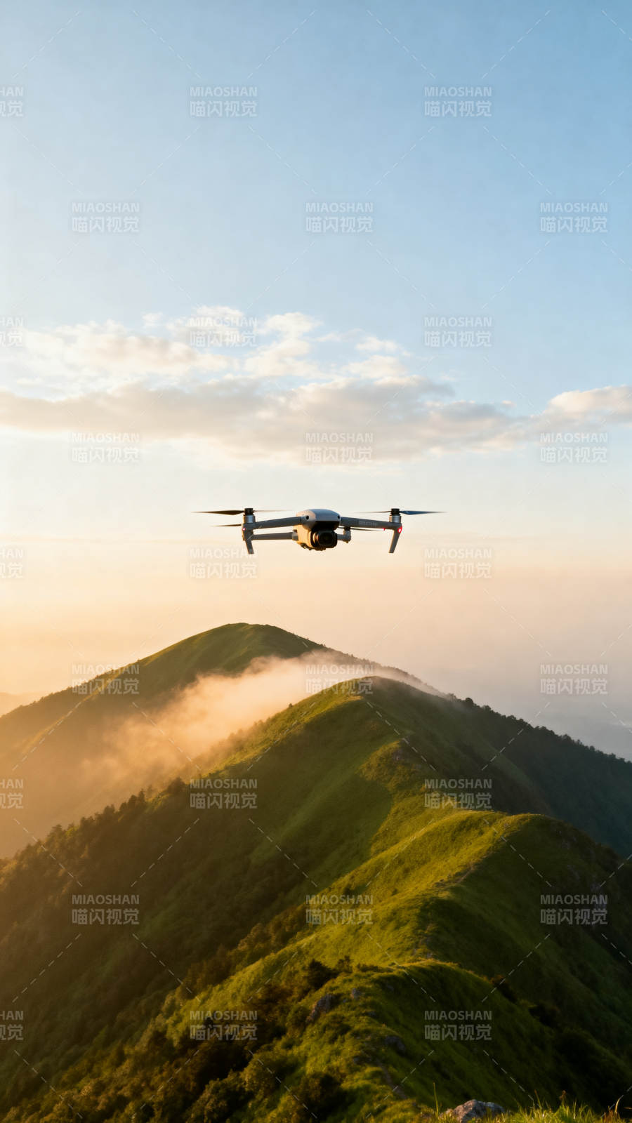 无人机翱翔山巅图片
