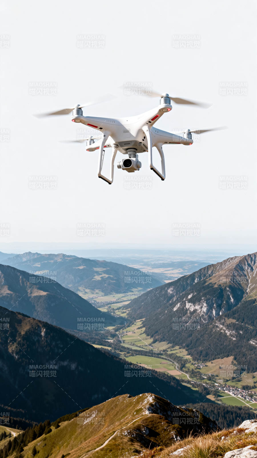 无人机翱翔山间图片