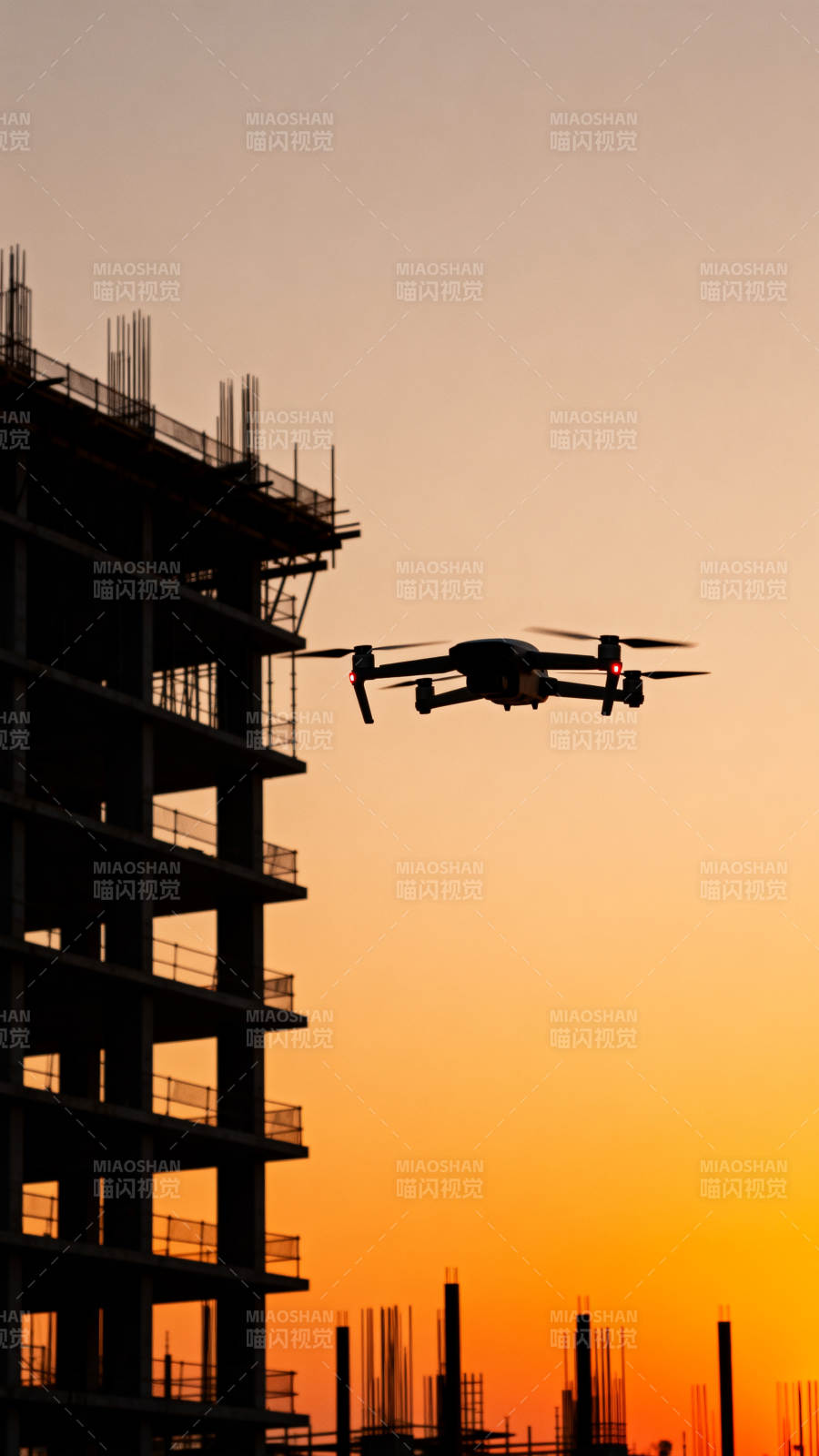 无人机飞越工地图片