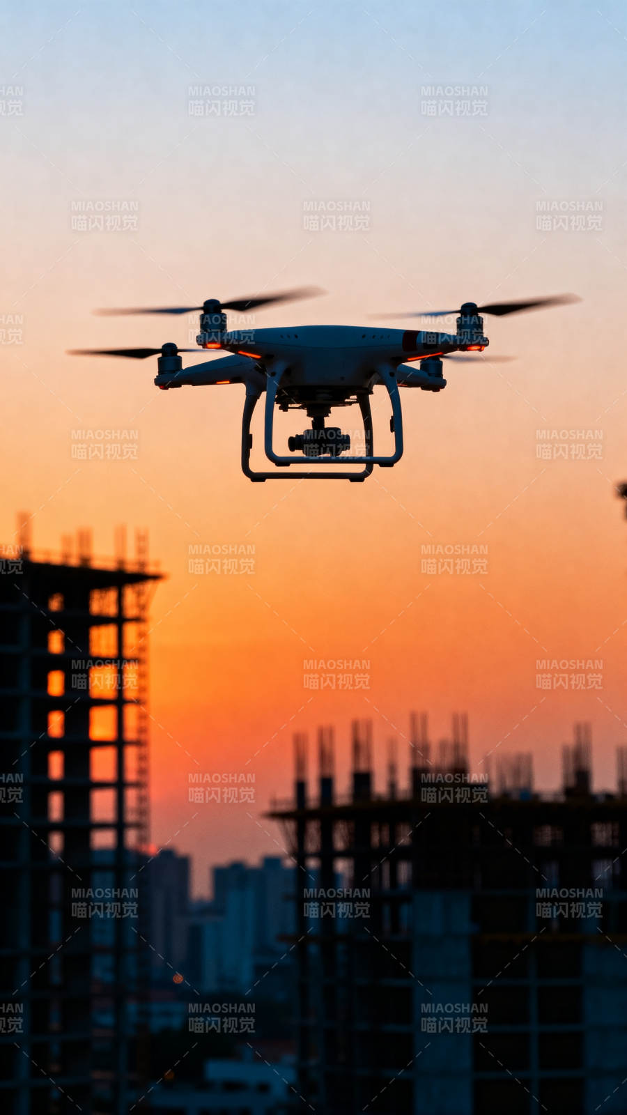 无人机翱翔黄昏城图片