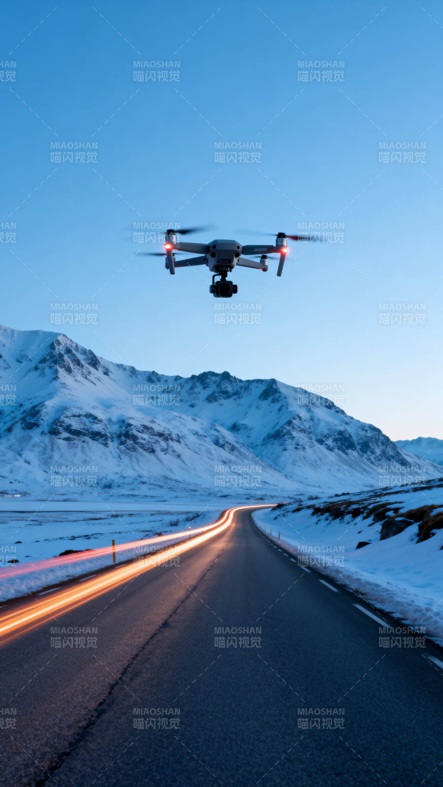 雪原上的无人机飞行图片