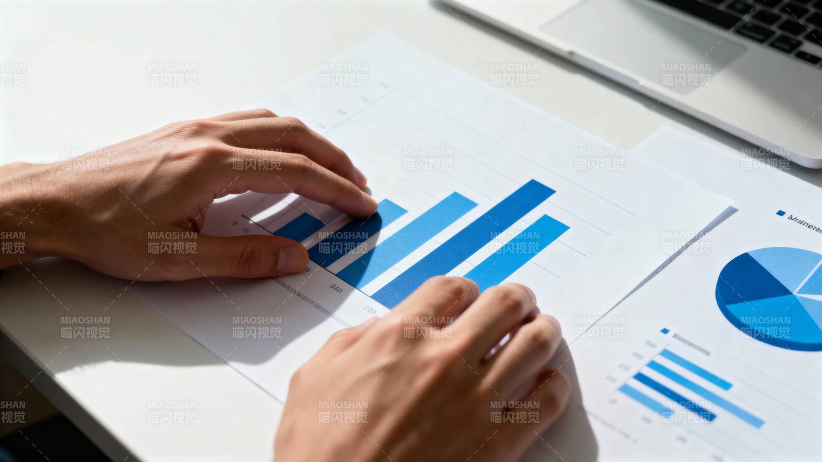 数据分析中的手部特写图片