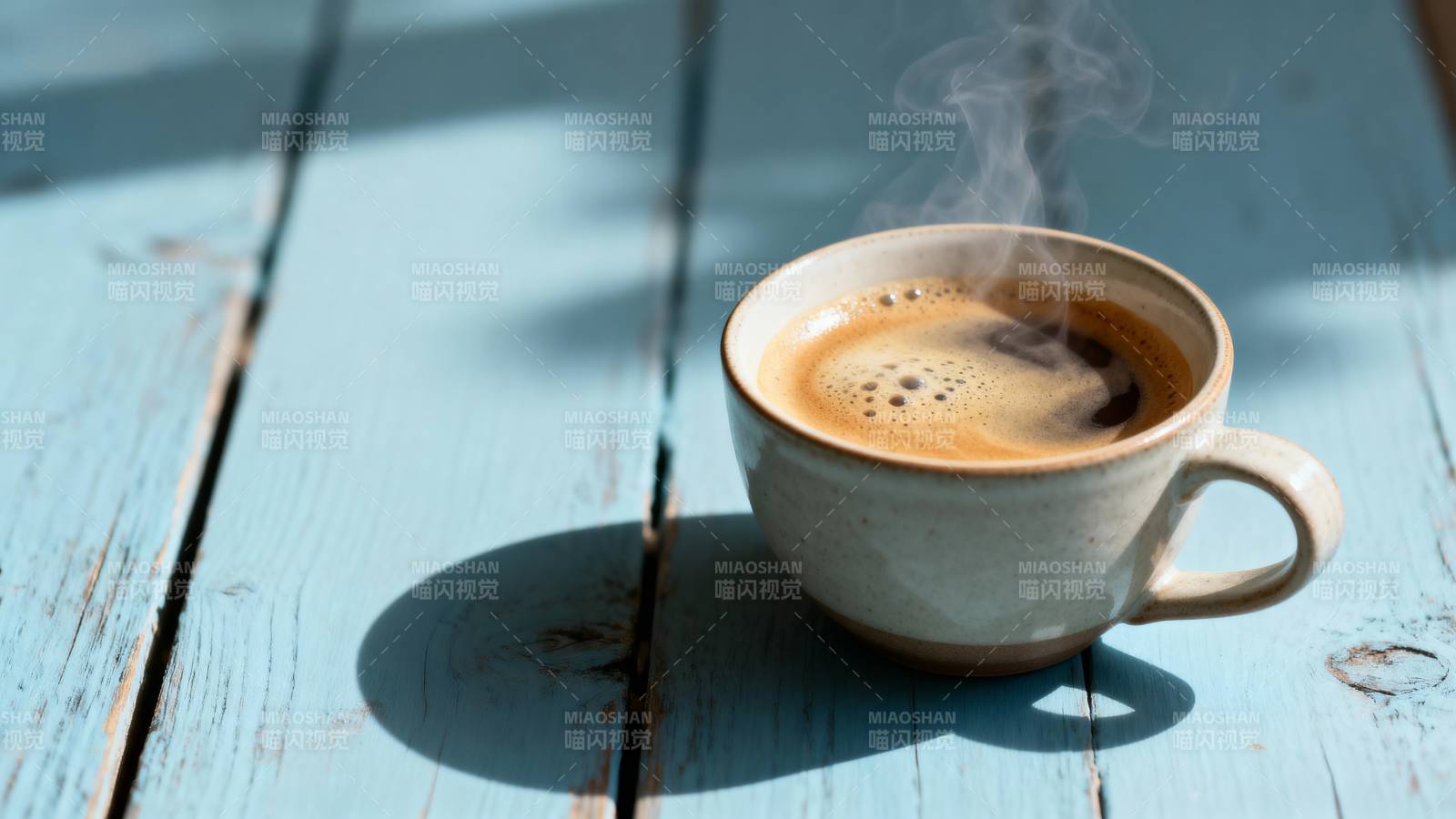 晨光中的热咖啡图片