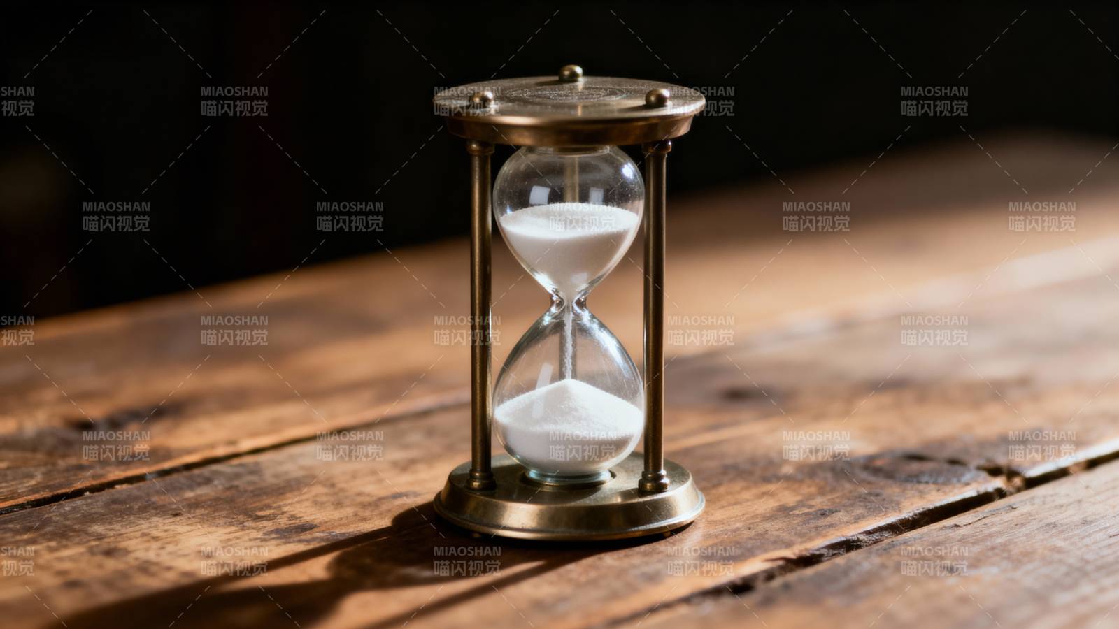 沙漏静置木桌图片