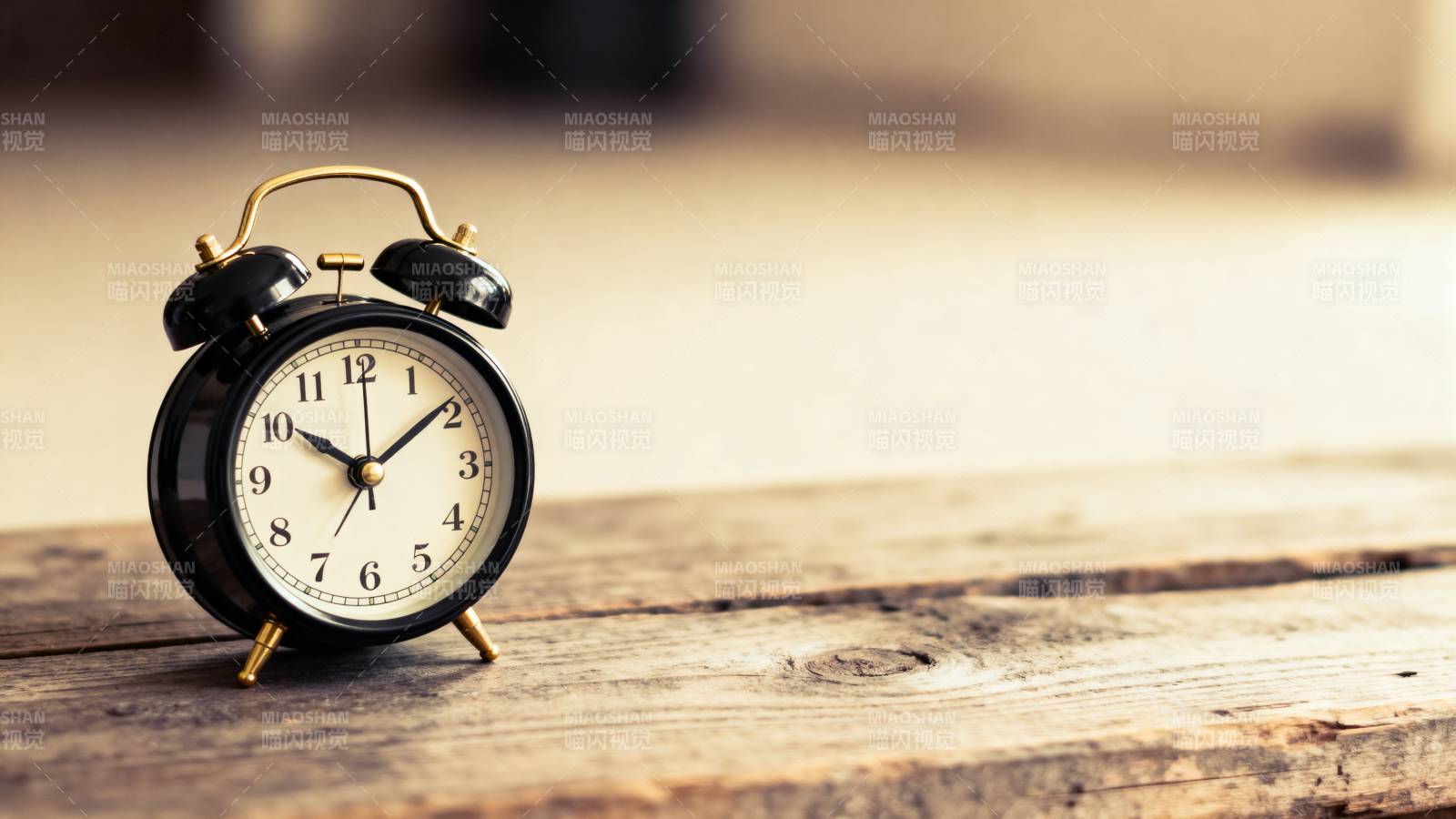 复古闹钟静置木桌图片