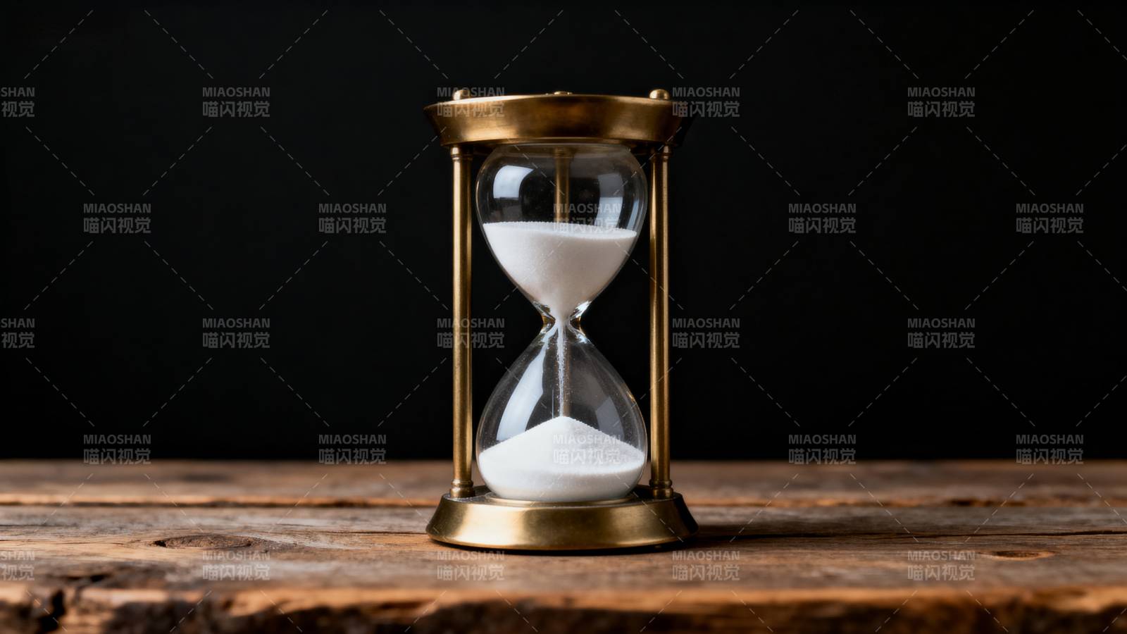 沙漏静置木桌图片