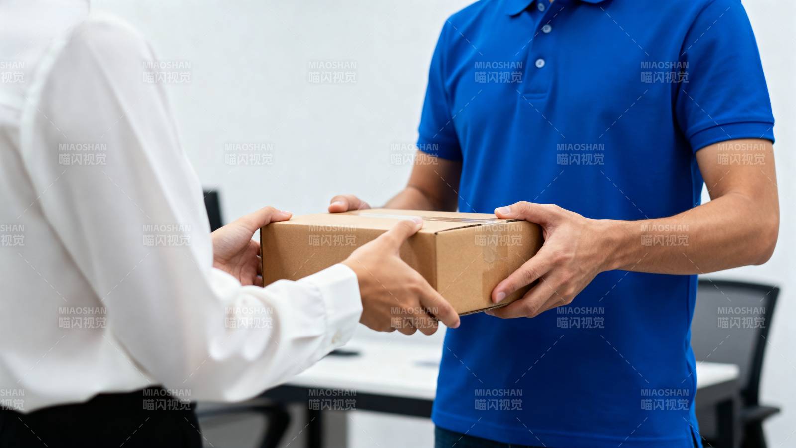 快递员递送包裹图片