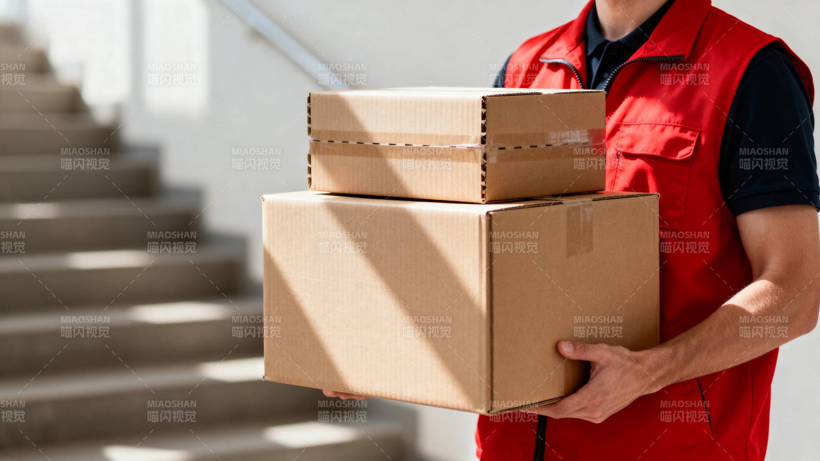 快递员搬运包裹图片