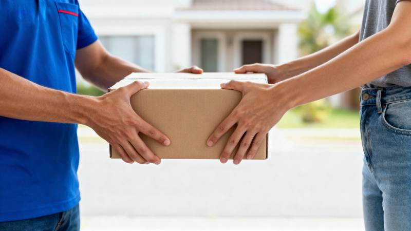 快递员递送包裹图片