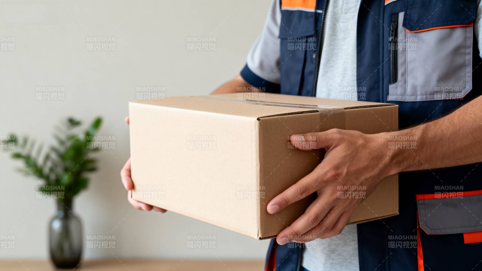 快递员递送包裹图片