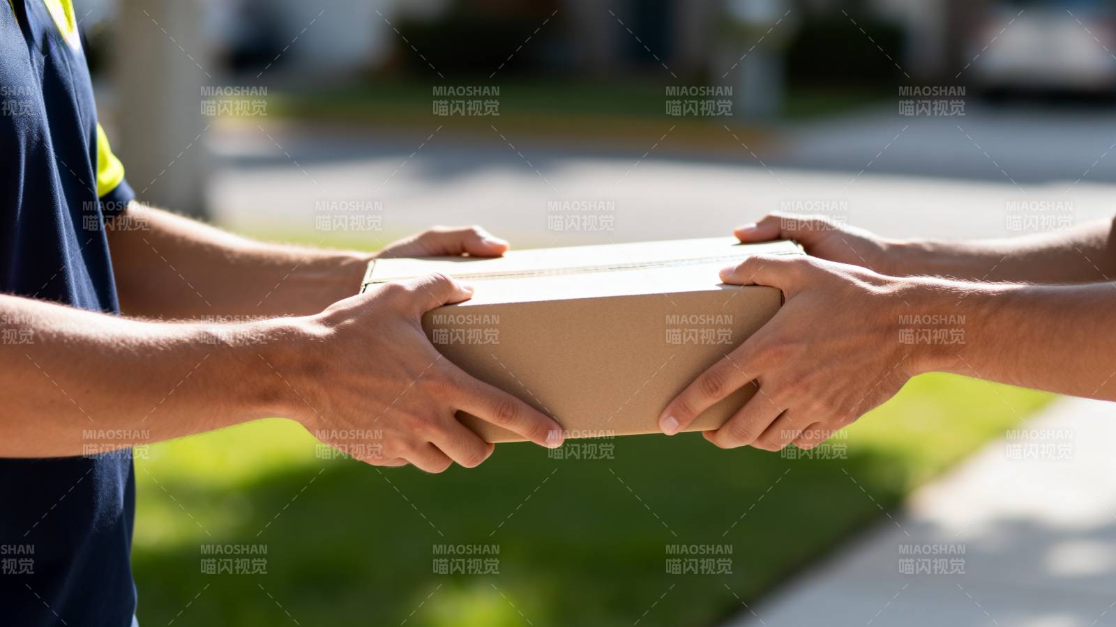 快递员递送包裹图片
