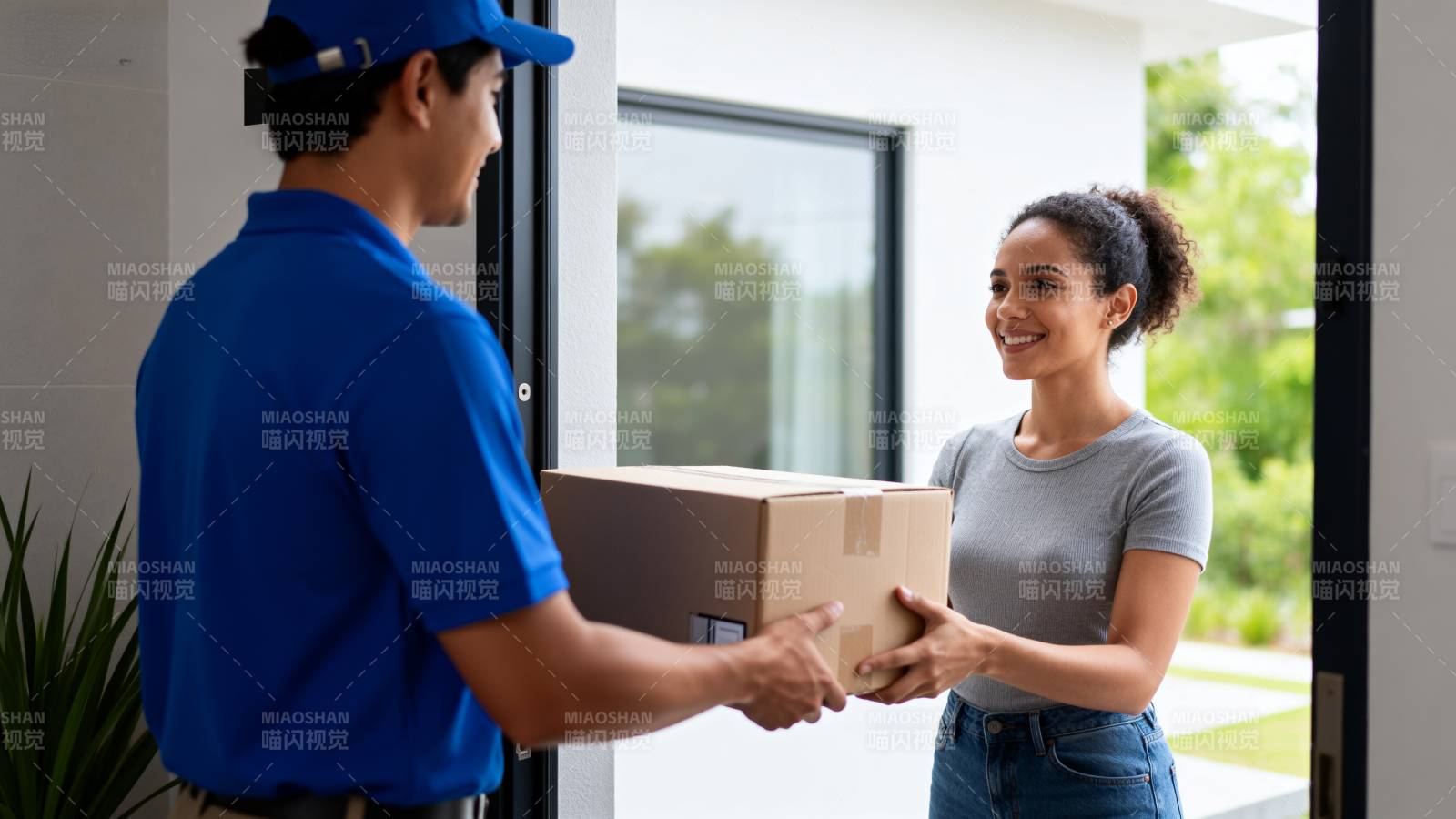 快递员送货上门图片