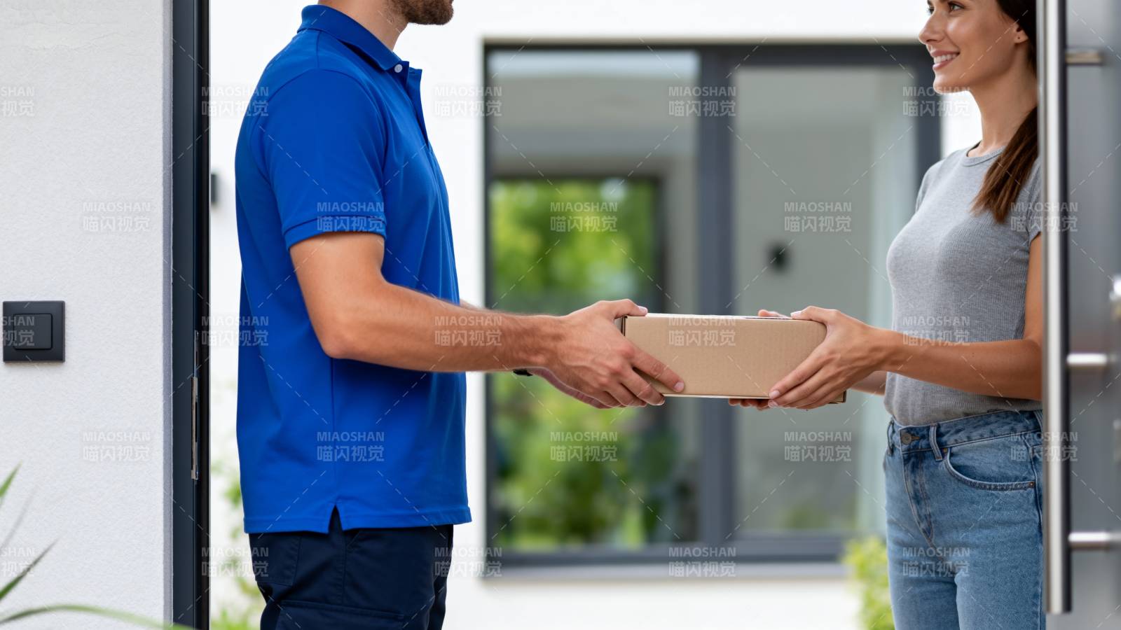 快递员送货上门图片