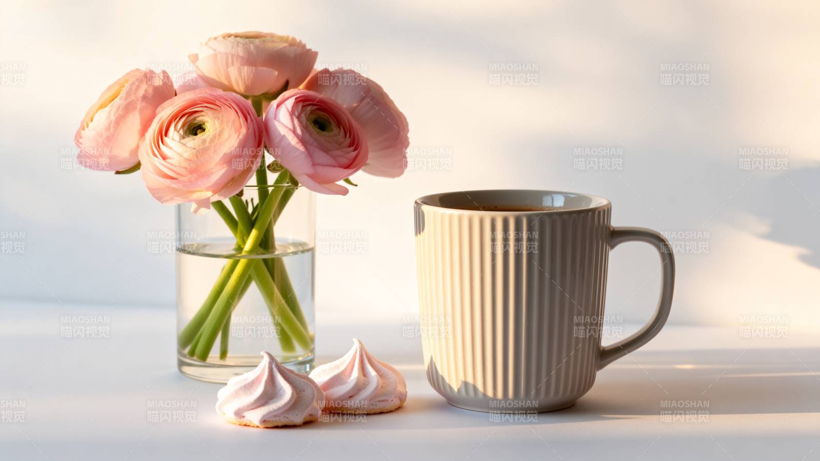 花与咖啡的静谧时光图片