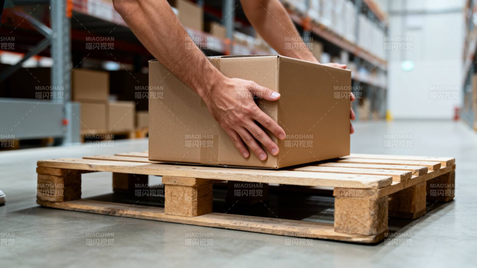 仓库搬运纸箱图片